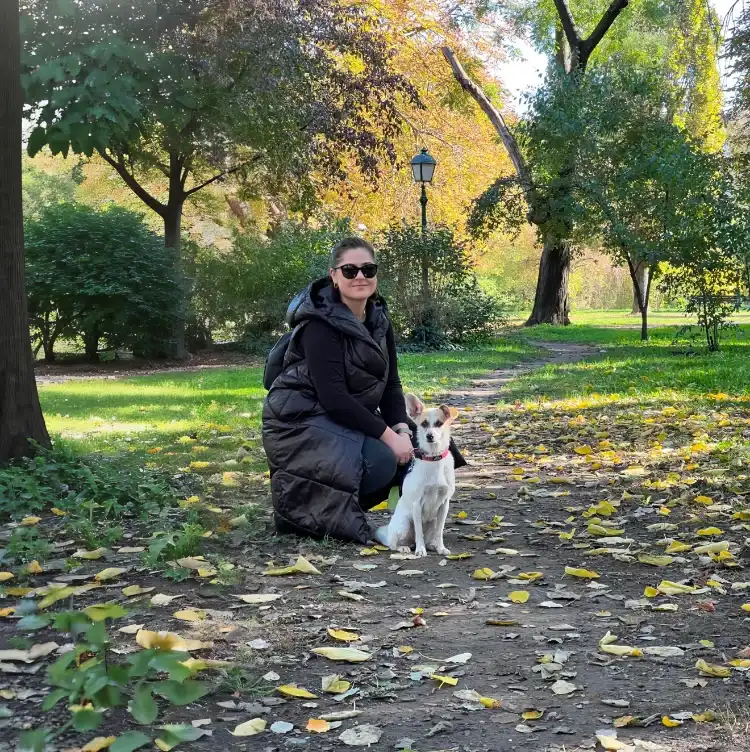 Kata és egy kutyus az erdőben